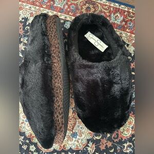 New Jessica Simpson black faux fur slippers, cheetah print side of soles